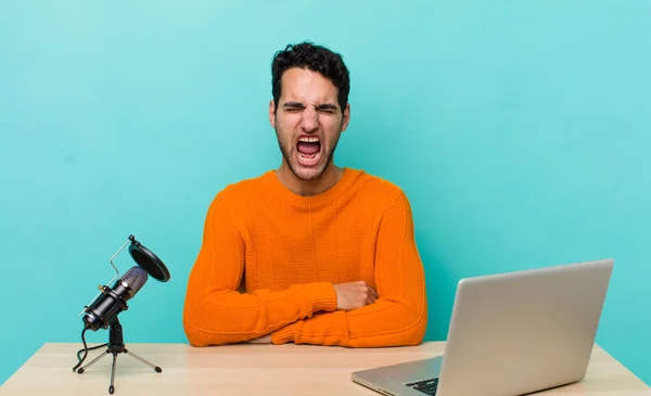 Hombre Guapo Hispano Gritando Agresivamente Luciendo Muy Enojado Concepto Influencer —  Fotos de Stock