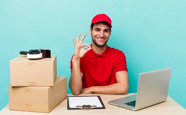 Hombre Guapo Hispano Sintiéndose Feliz Mostrando Aprobación Con Buen Gesto —  Fotos de Stock