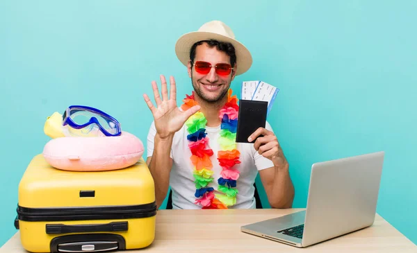 Hispanic Handsome Man Smiling Looking Friendly Showing Number Five Travel — Stock Photo, Image