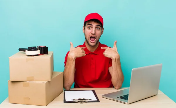 Hombre Guapo Hispano Sintiéndose Feliz Señalándose Mismo Con Una Emoción —  Fotos de Stock