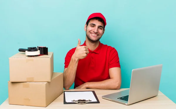 Hombre Guapo Hispano Sentirse Orgulloso Sonriendo Positivamente Con Los Pulgares —  Fotos de Stock