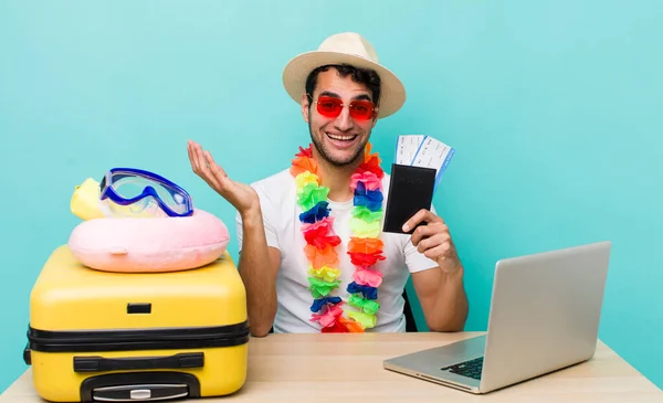 Hombre Guapo Hispano Sintiéndose Feliz Sorprendido Darse Cuenta Una Solución —  Fotos de Stock