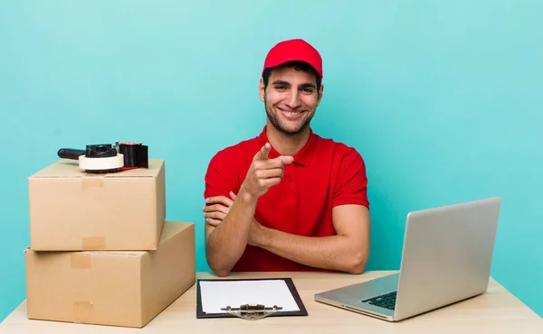 Hombre Guapo Hispano Apuntando Cámara Eligiéndote Concepto Empleado Empacador —  Fotos de Stock