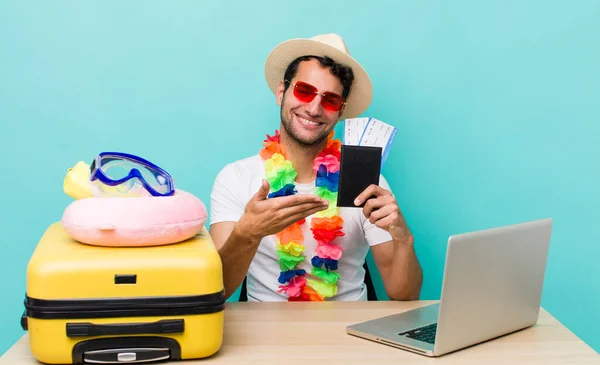 パニックハンサムな男は陽気に笑って幸せを感じコンセプトを示す 旅行と観光の概念 — ストック写真