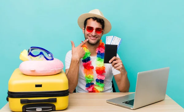 Hispanic Handsome Man Smiling Confidently Pointing Own Broad Smile Travel — Stock Photo, Image