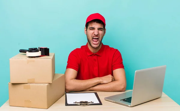 Hombre Guapo Hispano Gritando Agresivamente Luciendo Muy Enojado Concepto Empleado —  Fotos de Stock