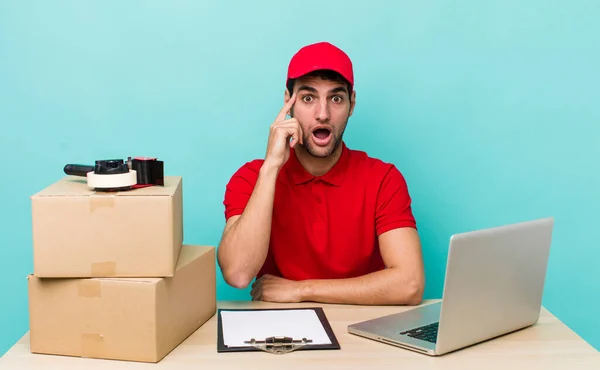 Hombre Guapo Hispano Que Parece Sorprendido Realizando Nuevo Pensamiento Idea —  Fotos de Stock