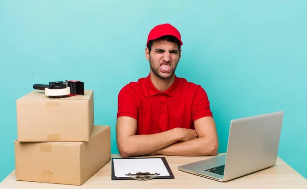 Hombre Guapo Hispano Sintiéndose Disgustado Irritado Con Lengua Fuera Concepto —  Fotos de Stock