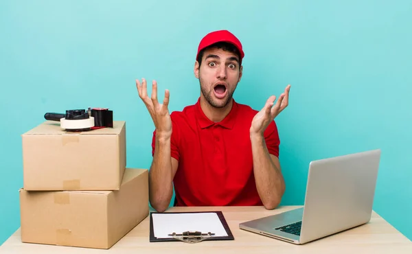 Hombre Guapo Hispano Sintiéndose Extremadamente Sorprendido Sorprendido Concepto Empleado Empacador —  Fotos de Stock