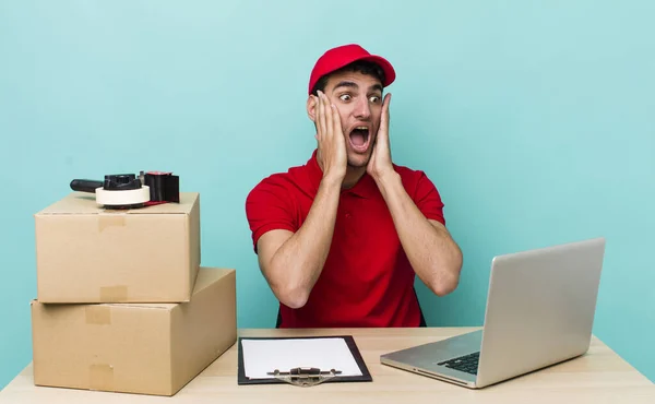 Hombre Guapo Hispano Sintiéndose Feliz Emocionado Sorprendido Concepto Empleado Empacador —  Fotos de Stock