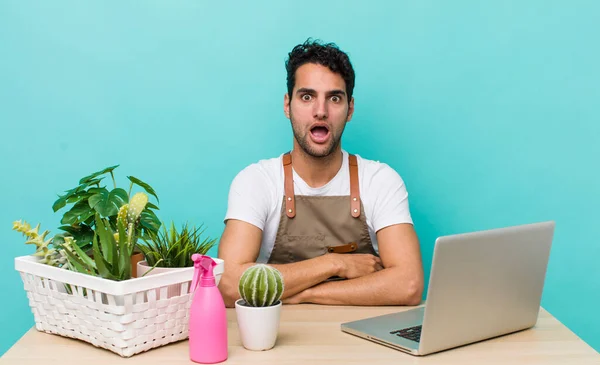 Hombre Guapo Hispano Que Muy Sorprendido Sorprendido Concepto Jardín Plantas —  Fotos de Stock