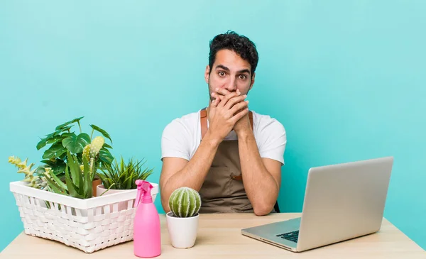 Hombre Guapo Hispano Cubriendo Boca Con Las Manos Con Shock — Foto de Stock