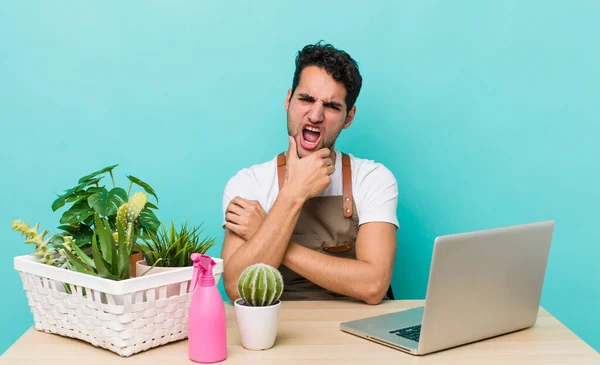 Hombre Guapo Hispano Con Boca Los Ojos Bien Abiertos Mano — Foto de Stock