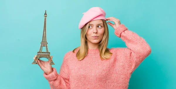 Красива Блондинка Відчуває Спантеличеність Спантеличеність Подряпаючи Голову Концепція Франції — стокове фото