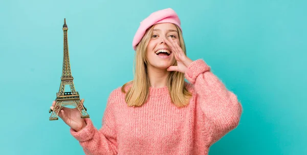 Pretty Blonde Woman Feeling Happy Giving Big Shout Out Hands — Stock Photo, Image