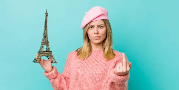 Ładna Blondynka Czuje Się Wściekła Zirytowana Buntownicza Agresywna Koncepcja Francji — Zdjęcie stockowe