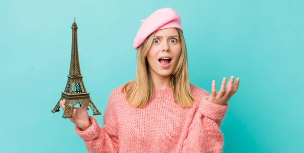 Mujer Rubia Bonita Buscando Desesperado Frustrado Estresado Concepto Francia —  Fotos de Stock