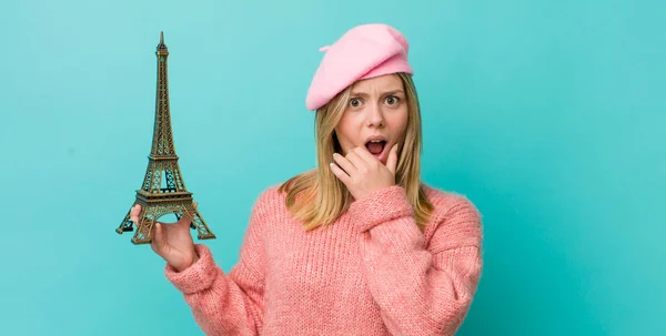 Ładna Blondynka Szeroko Otwartymi Oczami Ręką Brodzie Koncepcja Francji — Zdjęcie stockowe