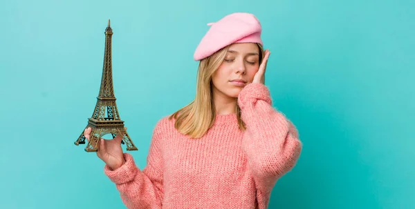 Ładna Blondynka Czuje Się Znudzona Sfrustrowana Śpiąca Męczącym Koncepcja Francji — Zdjęcie stockowe