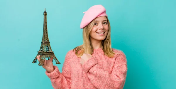 Bonita Mujer Rubia Sintiéndose Feliz Enfrentándose Reto Celebración Concepto Francia —  Fotos de Stock