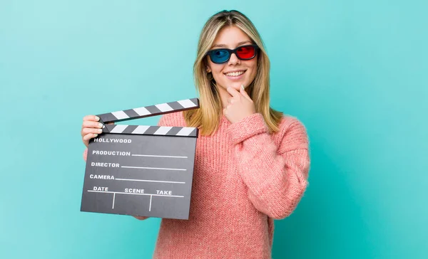 Mulher Loira Bonita Sorrindo Com Uma Expressão Feliz Confiante Com — Fotografia de Stock