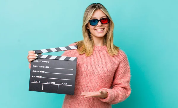 Bella Donna Bionda Sorridendo Allegramente Sentendosi Felice Mostrando Concetto Concetto — Foto Stock