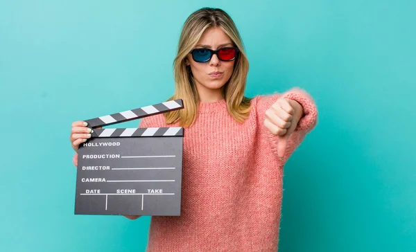 Pretty Blonde Woman Feeling Cross Showing Thumbs Cinema Concept — Stock Photo, Image