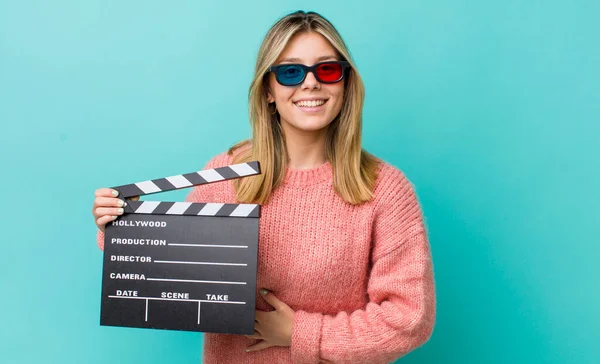 Mujer Rubia Bonita Riendo Voz Alta Alguna Broma Hilarante Concepto —  Fotos de Stock