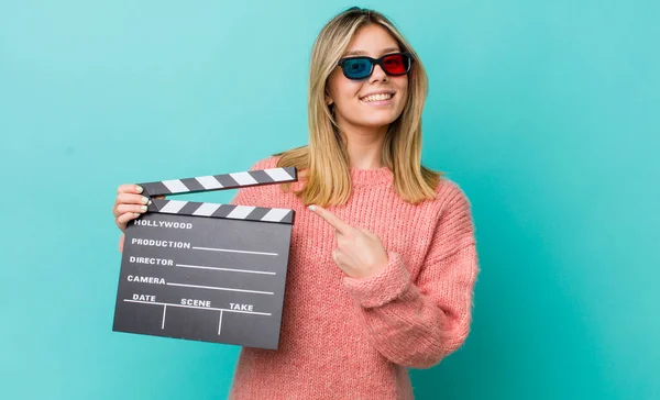 Pretty Blonde Woman Looking Excited Surprised Pointing Side Cinema Concept — Stock Photo, Image
