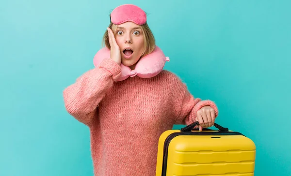 Hübsche Blonde Frau Die Schockiert Und Verängstigt Ist Flugpassagierkonzept — Stockfoto