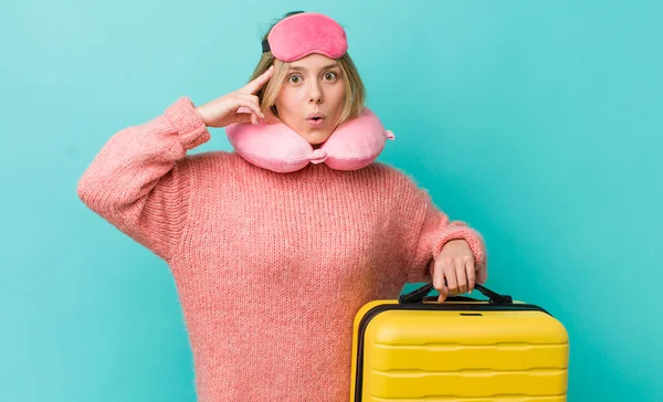 Güzel sarışın kadın şaşırmış görünüyor, yeni bir düşünce, fikir ya da konsept fark ediyor. uçuş yolcu kavramı