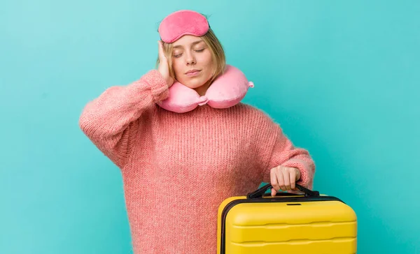 Mulher Loira Bonita Sentindo Entediado Frustrado Sonolento Depois Cansativo Conceito — Fotografia de Stock