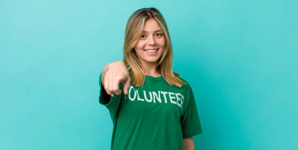 Güzel Sarışın Kadın Seni Seçen Kamerayı Işaret Ediyor Gönüllülük Kavramı — Stok fotoğraf
