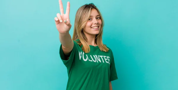 Bonita Mujer Rubia Sonriendo Luciendo Feliz Señalando Victoria Paz Concepto —  Fotos de Stock