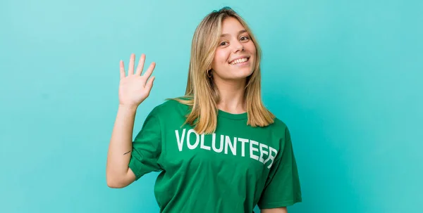 Bonita Mujer Rubia Sonriendo Felizmente Saludándote Con Mano Dándote Bienvenida —  Fotos de Stock