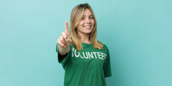 Bonita Mujer Rubia Sonriendo Buscando Amigable Mostrando Número Uno Concepto —  Fotos de Stock