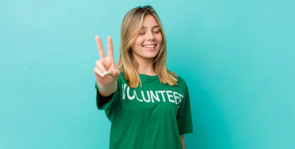 Bonita Mujer Rubia Sonriendo Buscando Amigable Mostrando Número Dos Concepto —  Fotos de Stock