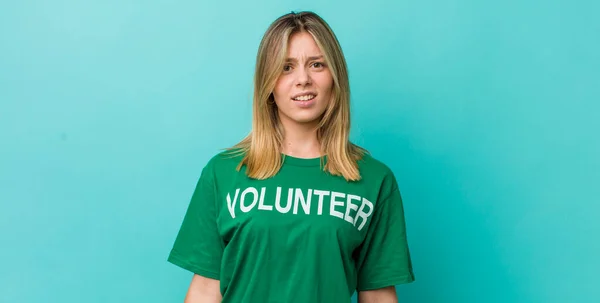 Güzel Sarışın Kadın Iğreniyor Sinirleniyor Dilini Çıkarıyor Gönüllülük Kavramı — Stok fotoğraf