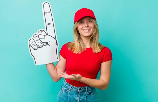 Bonita Mujer Rubia Sonriendo Alegremente Sintiéndose Feliz Mostrando Concepto Concepto —  Fotos de Stock