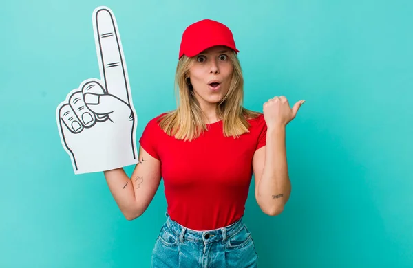 Pretty Blonde Woman Looking Astonished Disbelief Number One Fan Concept — Stock Photo, Image