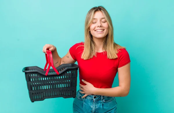 Mujer Rubia Bonita Riendo Voz Alta Alguna Broma Hilarante Concepto —  Fotos de Stock