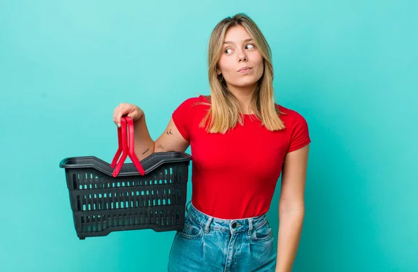 Bella Donna Bionda Che Stringe Spalle Sente Confusa Incerta Concetto — Foto Stock