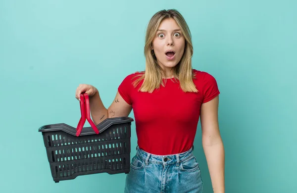 Bonita Mulher Loira Olhando Muito Chocado Surpreso Conceito Carrinho Compras — Fotografia de Stock