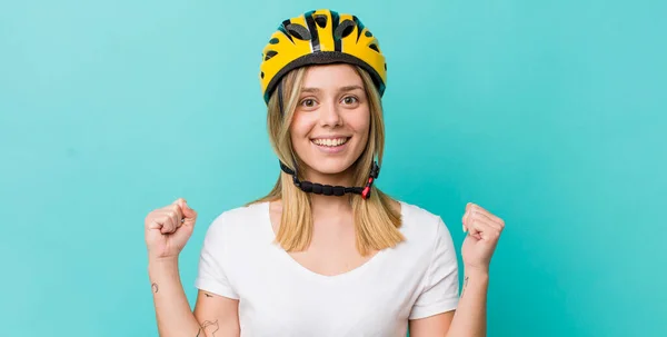 Vacker Blond Kvinna Känner Chockad Skrattar Och Firar Framgång Cykelkoncept — Stockfoto