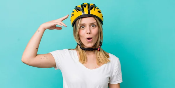 Pretty Blonde Woman Looking Happy Astonished Surprised Bike Concept — Stock Photo, Image