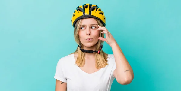 Vacker Blond Kvinna Ler Glatt Och Dagdrömmer Eller Tvivlar Cykelkoncept — Stockfoto