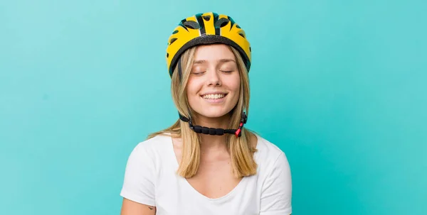 Ładna Blondynka Śmiejąca Się Głos Jakiegoś Śmiesznego Żartu Koncepcja Roweru — Zdjęcie stockowe