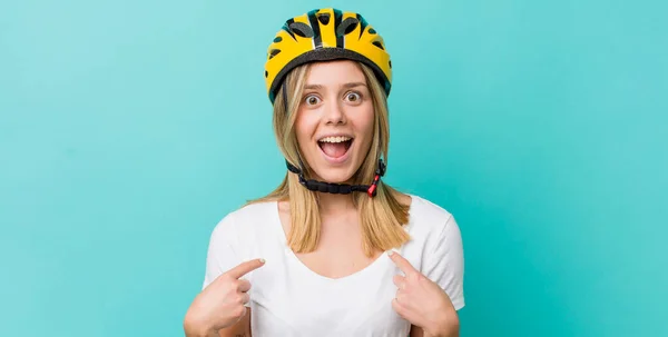 Ładna Blondynka Czuje Się Szczęśliwa Wskazuje Siebie Podnieceniem Koncepcja Roweru — Zdjęcie stockowe