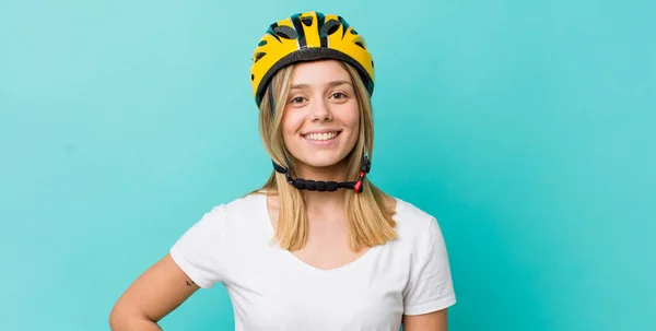 Ładna Blondynka Uśmiechnięta Szczęśliwie Ręką Biodrze Pewna Siebie Koncepcja Roweru — Zdjęcie stockowe