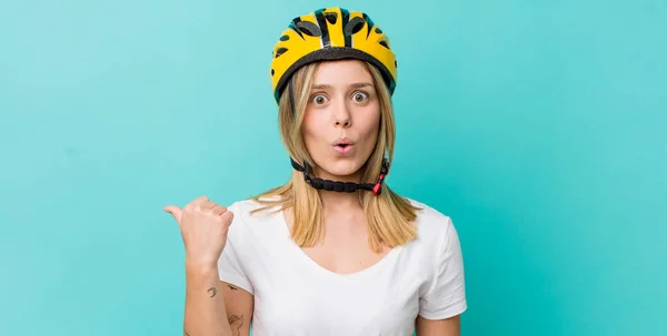 Vacker Blond Kvinna Som Ser Förvånad Misstro Cykelkoncept — Stockfoto